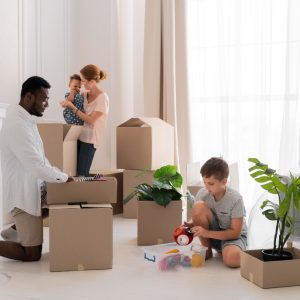 casal-fofo-se-preparando-para-se-mudar-com-seus-filhos